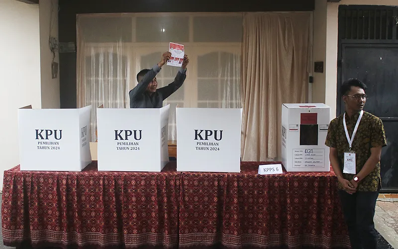 Calon gubernur (cagub) Jakarta nomor urut 2, Dharma Pongrekun, mengaku bahwa Pilkada Jakarta 2024 merupakan kali pertama dirinya menggunakan hak pilih. Hal ini diungkapkan Dharma seusai menyalurkan suaranya di tempat pemungutan suara (TPS) 31, Lebak Bulus, Jakarta Selatan, pada Rabu (27/11/2024). Robinsar Nainggolan