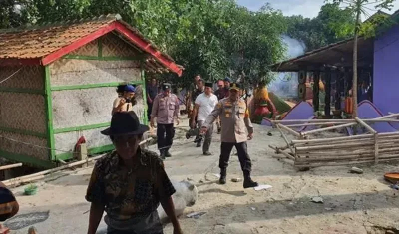 Buntut Dugaan Pemerkosaan 3 Santriwati, Ponpes di Serang Diamuk Warga. (Pojoksatu).