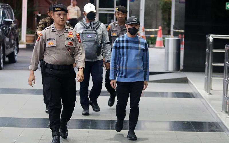 Komisi Pemberantasan Korupsi (KPK) mengamankan uang tunai sekitar Rp 1 miliar lebih dalam Operasi Tangkap Tangan (OTT) di Pekanbaru, Riau. Komisi Pemberantasan Korupsi (KPK) melakukan operasi tangkap tangan (OTT) di wilayah Pekanbaru, Riau. Adapun pejabat negara yang ditangkap petugas adalah Pj Wali Kota Pekanbaru Risnandar Mahiwa yang baru menjabat sekitar enam bulan di sana. Robinsar Nainggolan