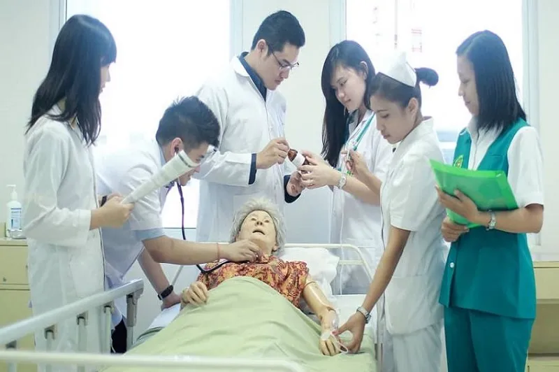 Ilustrasi Dokter Koas Yang Sedang Melakukan Simulasi Pemeriksaan Pasien - Sumber Foto: Sindonews.net
