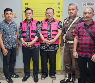 Ilustrasi: Dua tersangka dalam kasus dugaan suap terkait vonis bebas terpidana Ronald Tannur yang berinisial ED (Erintuah Damanik) dan M (Mangapul). Kedua tersangka tampak mengenakan rompi merah muda. (Antaranews)