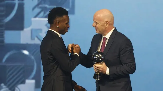 Bintang Real Madrid Vinicius Junior Raih Piala The Best FIFA 2024. (AFP/KARIM JAAFAR).