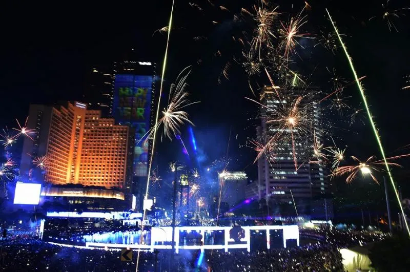 Ilustrasi.Warga melihat pertunjukan drone show pada malam pergantian Tahun Baru 2025 di Kawasan Bundaran HI, Jakarta, Rabu (1/1/2025). Perayaan malam pergantian Tahun Baru 2025 di meriahkan dengan pertunjukan drone show, pesta kembang api dan music - Sumber : Law Justice /Imam Buhori