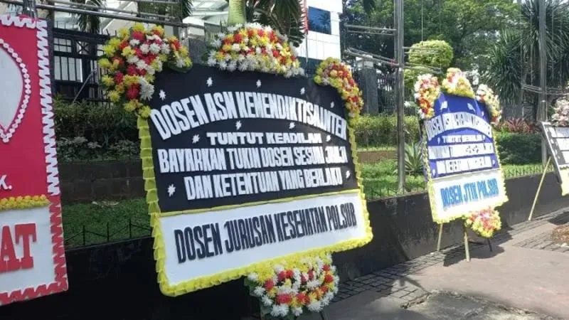 Dosen ASN Kirim Karangan Bunga ke Kemendikti. (Seblang.com).
