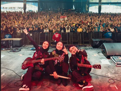 Penampilan Voice of Baceprot di Glastonbury Festival 2024, sebuah festival seni bergengsi di Inggris, pada Juni 2024. VoB adalah musisi pertama dari Indonesia yang tampil di event ini. (ist)