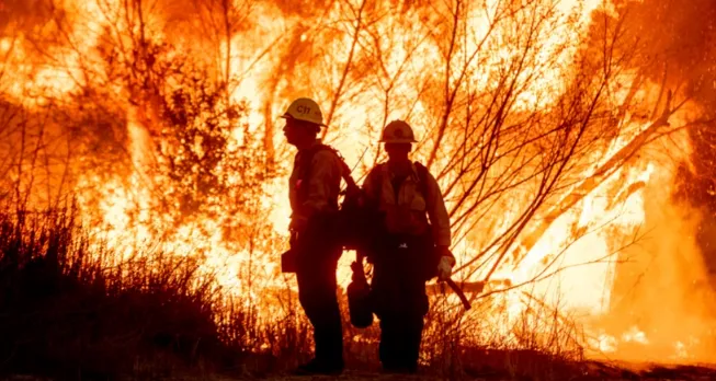 Petugas pemadam kebakaran memadamkan Kenneth Fire di bagian West Hills Los Angeles, 9 Januari 2025. (AP Photo via VoA Indonesia)