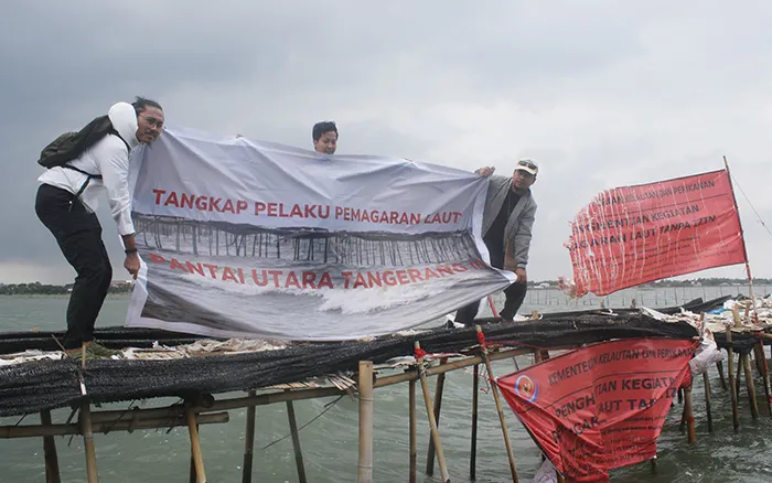 Eksekutif Nasional Wahana Lingkungan Hidup Indonesia (Eknas WALHI), Lembaga Bantuan Hukum (LBH) Muhammadiyah, Perhimpunan Bantuan Hukum dan HAM Indonesia (PBHI), LBH Jakarta dan para aktivis lingkungan menuntut Aparat Penegak Hukum untuk menangkap pelaku pemagaran laut sepanjang 30,16 Kilometer di Kabupaten Tangerang, Senin, (11/1/2025}. Robinsar Nainggolan