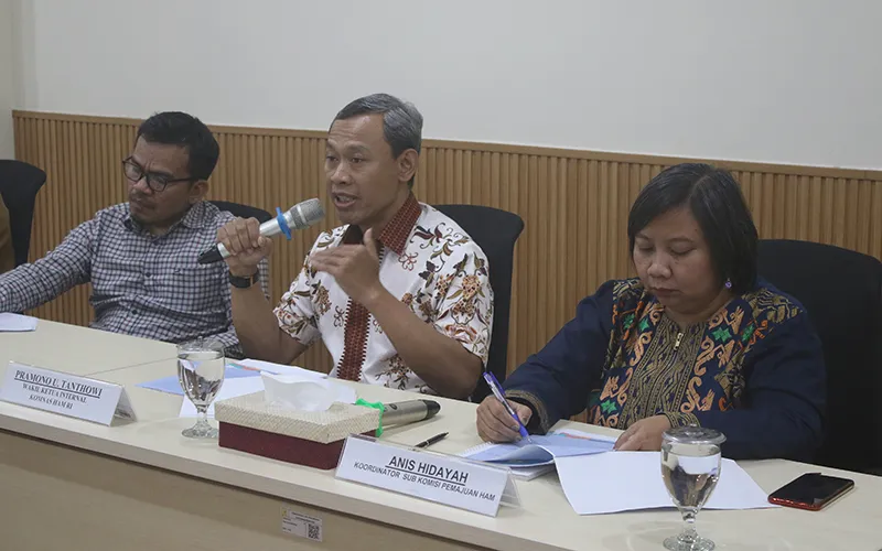 Komisioner Pengkajian dan PenelitiN Komnas HAM Saurlin P Siagian, Wakil Ketua Internal Komnas HAM Pramono U Tanthowi dan Koordinator Sub Komisi Pemajuan HAM Anis Hidayah memberikan keterangan pers Peluncuran Kertas Kebijakan Perlindungan dan Pemenuhan HAM Petugas Pemilu di Gedung Komnas HAM, Jakarta, Rabu (15/1/2025). 