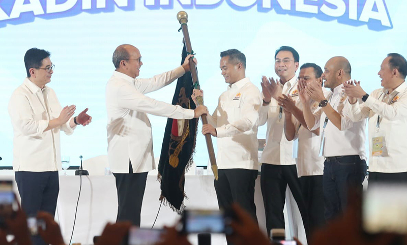 Ketua Umum Kamar Dagang dan Industri (Kadin) Indonesia terpilih periode 2024-2029 Anindya Novyan Bakrie berpelukan dengan Ketua Umum Kadin Indonesia periode sebelumnya Arsjad Rasjid usai serah terima jabatan dalam Musyawarah Nasional Konsolidasi Persatuan di Jakarta, Kamis (16/1/2025). Sidang pleno munas tersebut secara resmi mengukuhkan Anindya Bakrie sebagai Ketua Umum Kadin Indonesia periode 2024-2029.