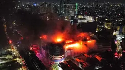 Foto udara kebakaran di Glodok Plaza, Taman Sari, Jakarta, Rabu (15/1/2025). Sebanyak 21 unit mobil pemadam kebakaran diterjunkan untuk memadamkan api yang masih menyala hingga Kamis (16/1) dini hari, sementara penyebab kebakaran belum diketahui. ANTARA FOTO/Indrianto Eko Suwarso