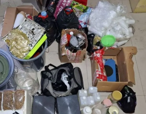 Sejumlah barang yang ditemukan di Pabrik Narkoba di Depok. (Antaranews)