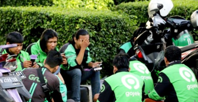 Ilustrasi: Sejumlah driver mitra ojek online sedang meunggu orderan. (Tribunnews)