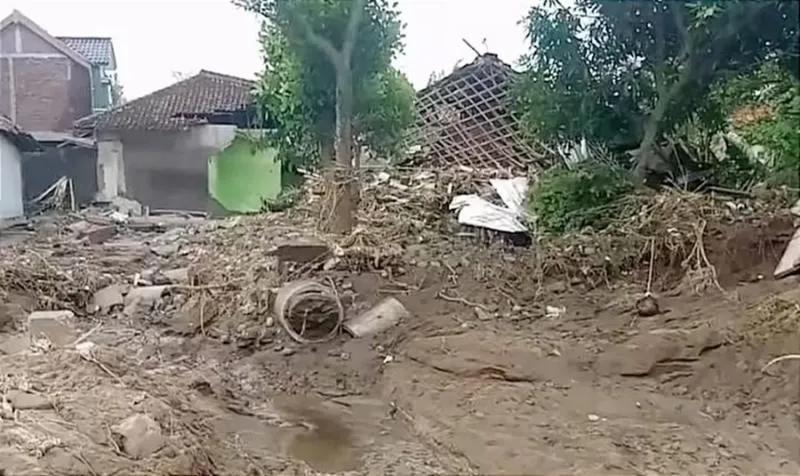 Ilustrasi longsor. Bencana Banjir & Longsor Kendal Jateng: 1 Tewas, 264 Orang Mengungsi. (tatarmedia).