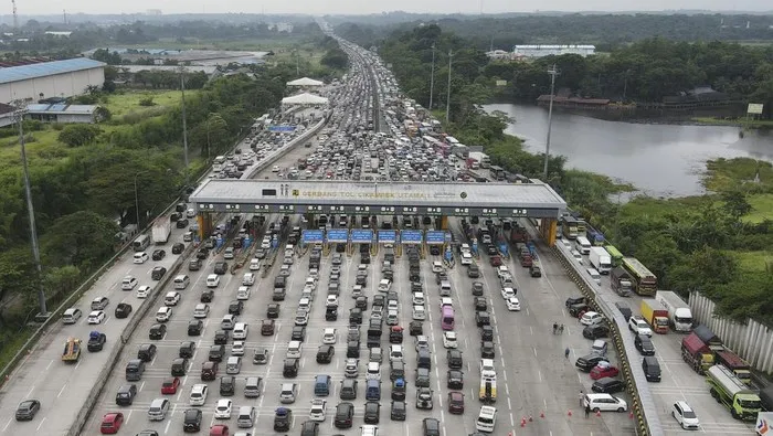Antrean kendaraan di Gerbang Tol Cikampek Utama pada pagi ini (ANTARA FOTO/M RISYAL HIDAYAT)