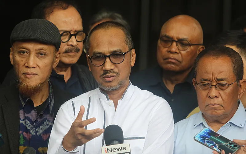 Aktivis anti korupsi yang tergabung dalam Koalisi Masyarakat Anti Korupsi Abraham Samad  memberikan keterangan disaksikan Ghufroni , M Jasin, Said Didu, dan Roy Suryo  usai memberikan laporan dugaan korupsi di gedung KPK, Jakarta, Jumat (31/1/2025). Koalisi Masyarakat Anti Korupsi melaporkan pengusaha Sugianto Kusuma alias Aguan ke KPK pada Jumat (31/1/2025). Laporan ini terkait dugaan korupsi dalam proyek pagar laut. Robinsar Nainggolan