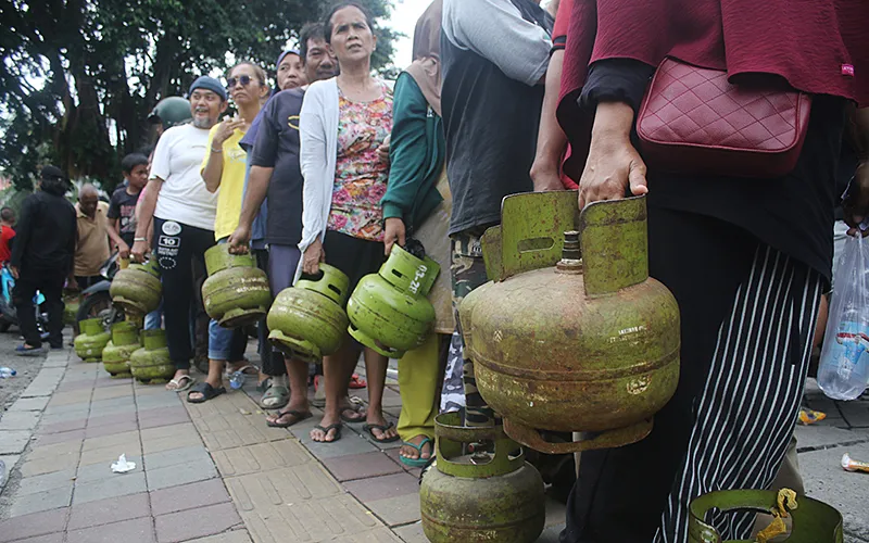 Ratusan warga Jalan Płem Raya , Kecamatan Cibodas, Kota Tangerang mengantri untuk medapakan Gas Elpiji 3 Kg yang dijual dengan harga Rp 19.000 pada Senin (3/1/2025). Mereka mengantri sejak jam 08.00 WIB dan dibatasi hanya mendapatkan 1 tabuna gas untuk 1 KTP. Robbinsar Nainnnggolan