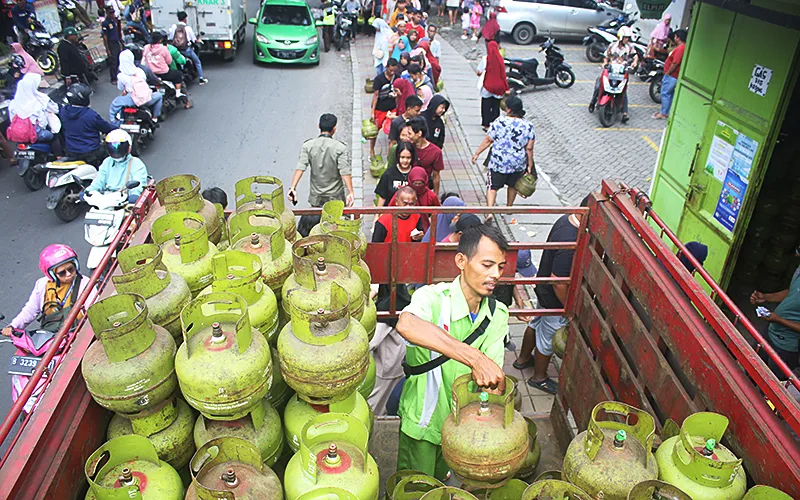 Ratusan warga Jalan Płem Raya , Kecamatan Cibodas, Kota Tangerang mengantri untuk medapakan Gas Elpiji 3 Kg yang dijual dengan harga Rp 19.000 pada Senin (3/1/2025). Mereka mengantri sejak jam 08.00 WIB dan dibatasi hanya mendapatkan 1 tabuna gas untuk 1 KTP. Robbinsar Nainnnggolan