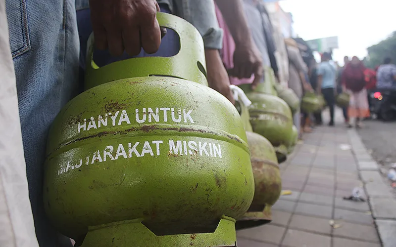 Ratusan warga Jalan Płem Raya , Kecamatan Cibodas, Kota Tangerang mengantri untuk medapakan Gas Elpiji 3 Kg yang dijual dengan harga Rp 19.000 pada Senin (3/1/2025). Mereka mengantri sejak jam 08.00 WIB dan dibatasi hanya mendapatkan 1 tabuna gas untuk 1 KTP. Robbinsar Nainnnggolan