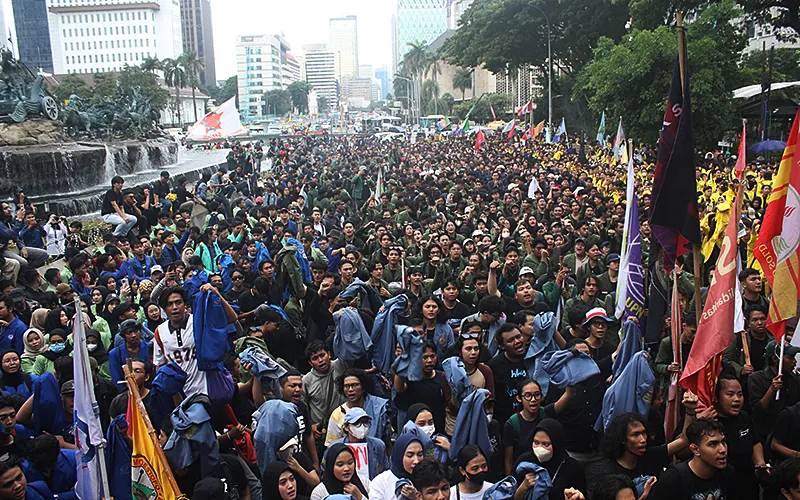 Mahasiswa dari berbagai kampus masih bertahan dalam aksi unjuk rasa bertema ‘Indonesia Gelap’ di depan Patung Kuda, Monas, Jakarta Pusat, Senin (17/2/2025). Koordinator BEM SI, Herianto, menjelaskan ada lima tuntutan yang dibawa pihaknya selama aksi 3 hari ini. Salah satunya, mendesak Prabowo mencabut kebijakan efisiensi anggaran. Robinsar Nainggolan
