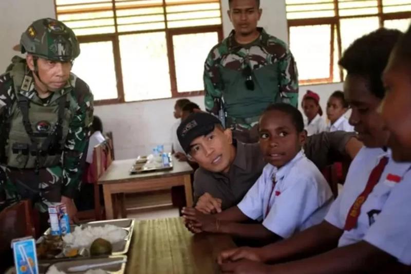 Dimasaki TNI, Makan Bergizi Gratis Mulai Digelar di Papua Tengah. (Istimewa).