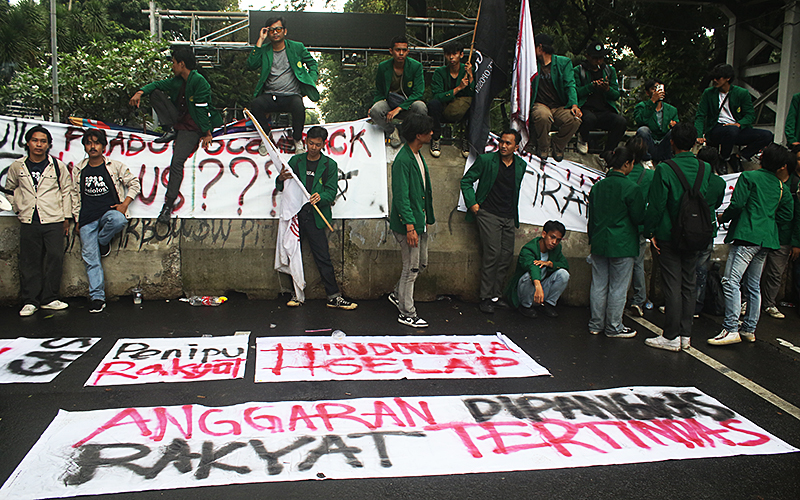 Mahasiswa dari berbagai kampus masih bertahan dalam aksi unjuk rasa bertema ‘Indonesia Gelap’ di depan Patung Kuda, Monas, Jakarta Pusat, Senin (17/2/2025). Koordinator BEM SI, Herianto, menjelaskan ada lima tuntutan yang dibawa pihaknya selama aksi 3 hari ini. Salah satunya, mendesak Prabowo mencabut kebijakan efisiensi anggaran. Robinsar Nainggolan
