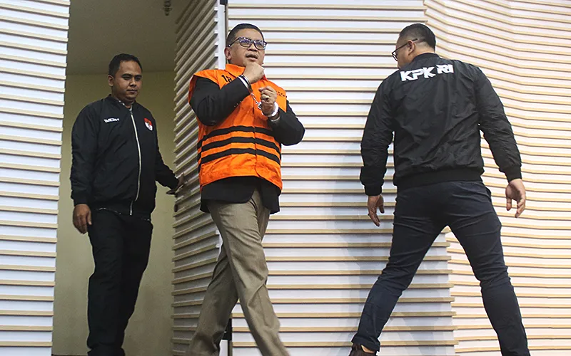 Sekretaris Jenderal (Sekjen) PDIP, Hasto Kristiyanto, resmi ditahan Komisi Pemberantasan Korupsi (KPK), Kamis (20/2/2025), setelah menjalani pemeriksaan selama delapan jam. Hasto akan ditahan selama 20 hari ke depan di Rumah Tahanan (Rutan) KPK. Robinsar Nainggolan