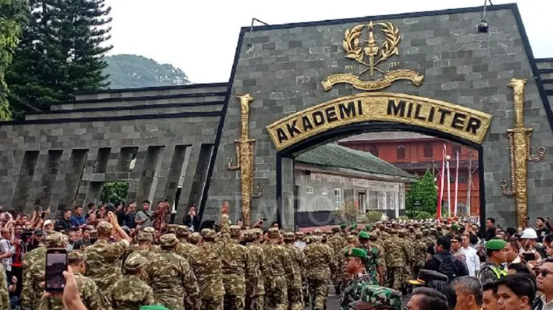 Ratusan peserta retret Kepala Daerah memasuki kawasan Akmil, Magelang, (Sabtu (22/2/2025). Kepala Daerah dari PDI Perjuangan memilih aksi boikot akibat Sekjen PDI Perjuangan Hasto Kristiyanto ditahan KPK. (Detik)