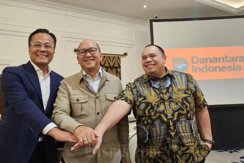 Resmi Jadi Pimpinan Danantara, Rosan-Dony Didesak Mundur dari Kabinet. (Bisnis).
