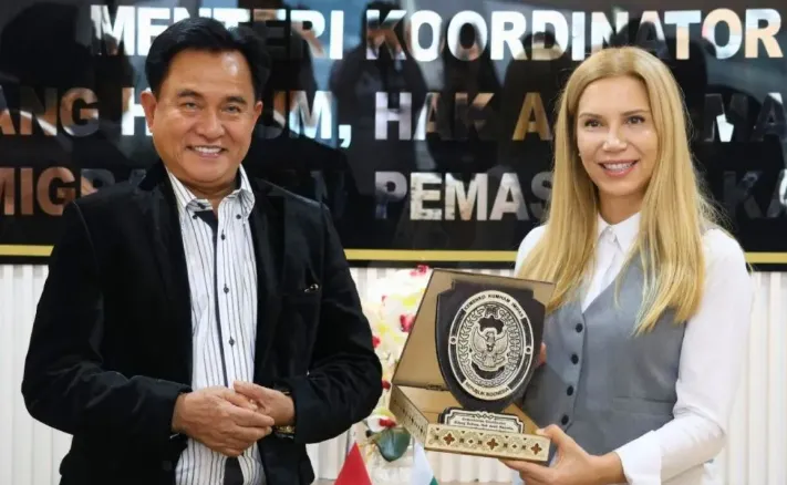 Menko Kumham Imipas RI Yusril Ihza Mahendra (kiri) saat menerima audiensi Dubes Bulgaria untuk Indonesia Tanya Dimitrova (kanan) di Jakarta, Rabu (26/2/2025). (Antaranews)