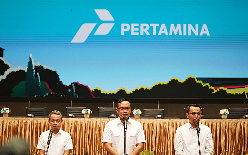 Konferensi Pers PT Pertamina (Persero) terkait kasus tata kelola minyak mentah dan produk kilang 2018-2023. Dari kiri ke kanan: Wakil Dirut Pertamina Wiko Migantoro, Dirut Pertamina Simon Aloysius Mantiri, dan Direktur Pemasaran Regional Pertamina Patra Niaga Mars Ega Legowo Putra. Direktur Utama PT Pertamina (Persero), Simon Aloysius Mantiri, menyampaikan permohonan maaf kepada masyarakat atas kehebohan kasus yang belakangan terjadi dalam hal ini kasus korupsi tata kelola minyak mentah dan prod