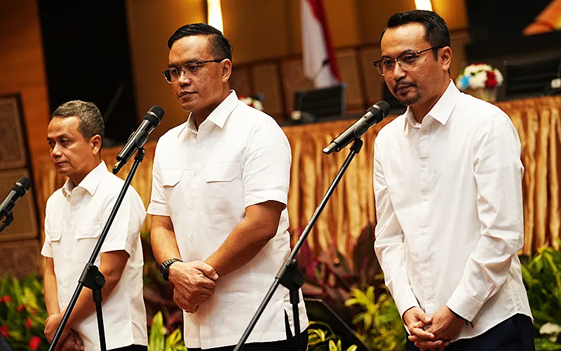 Konferensi Pers PT Pertamina (Persero) terkait kasus tata kelola minyak mentah dan produk kilang 2018-2023. Dari kiri ke kanan: Wakil Dirut Pertamina Wiko Migantoro, Dirut Pertamina Simon Aloysius Mantiri, dan Direktur Pemasaran Regional Pertamina Patra Niaga Mars Ega Legowo Putra. Direktur Utama PT Pertamina (Persero), Simon Aloysius Mantiri, menyampaikan permohonan maaf kepada masyarakat atas kehebohan kasus yang belakangan terjadi dalam hal ini kasus korupsi tata kelola minyak mentah dan prod