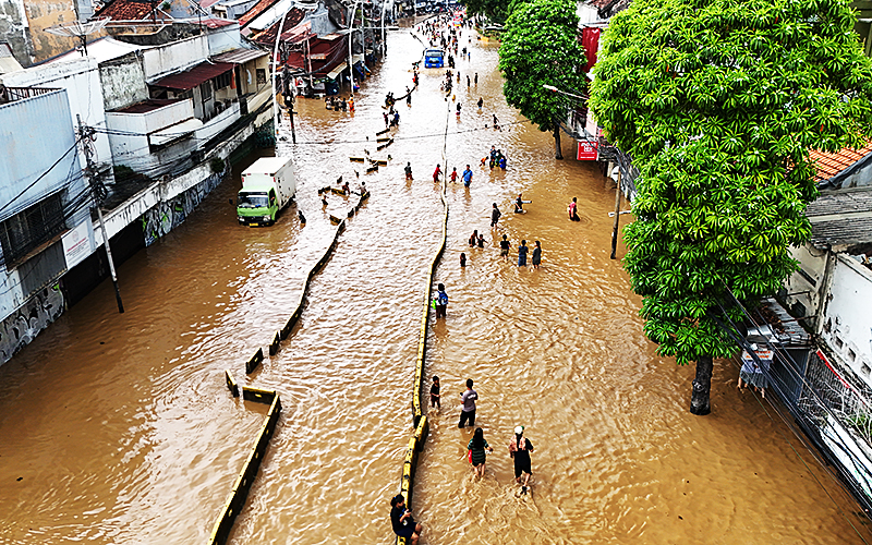 Kondisi Jalan Jatinegara Barat, Jakarta Timur, tergenang banjir dengan ketinggian mencapai 40-50 sentimeter (cm) pada Selasa (4/3/2025) sore. Genangan banjir di jalan tersebut muncul akibat meluapnya Kali Ciliwung, Kampung Melayu, Jatinegara, Jakarta Timur. Robnsar Nainggolan