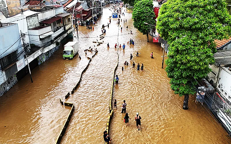 Kondisi Jalan Jatinegara Barat, Jakarta Timur, tergenang banjir dengan ketinggian mencapai 40-50 sentimeter (cm) pada Selasa (4/3/2025) sore. Genangan banjir di jalan tersebut muncul akibat meluapnya Kali Ciliwung, Kampung Melayu, Jatinegara, Jakarta Timur. Robnsar Nainggolan