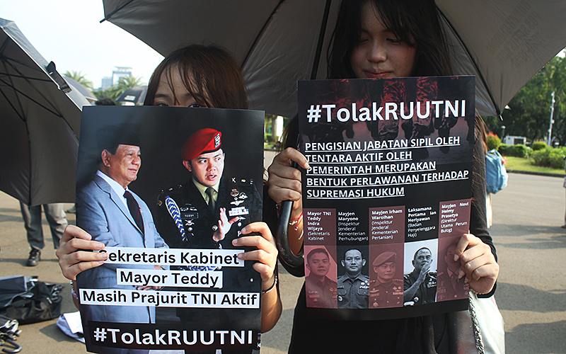 Sejumlah pegiat HAM kembali menggelar aksi Kamisan di depan Istana Merdeka, Jakarta, Kamis (6/3/2025). Aksi ini telah memasuki pekan ke-854.. Pengunjuk rasa menyoroti berbagai kebijakan pemerintah salah satunya adalah RUU TNI yang sangat merugian rakyat. Robinsar Nainggolan