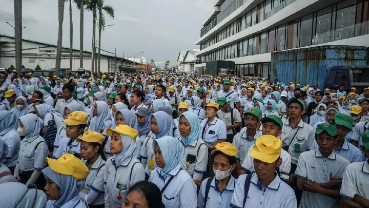 Buruh dan karyawan mendengarkan pidato dari direksi perusahaan di Pabrik Sri Rejeki Isman Tbk (Sritex) di Sukoharjo, Jawa Tengah, 28 Februari 2025. Antara
