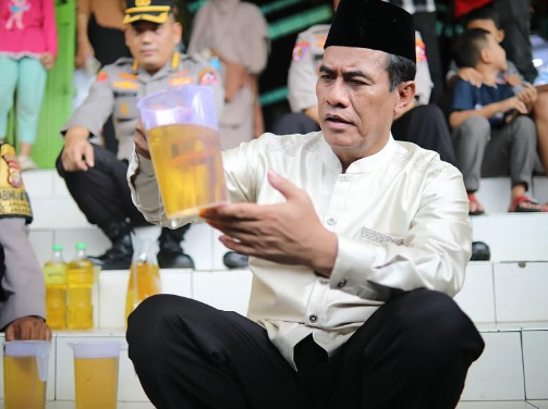Menteri Pertanian Amran Sulaiman saat melakukan sidak di Pasar Lenteng Agung, Jakarta Selatan, Sabtu (8/3/2025), menemukan isi MinyakKita yang tidak sesuai label. (instagram: @a.amran_sulaiman)
