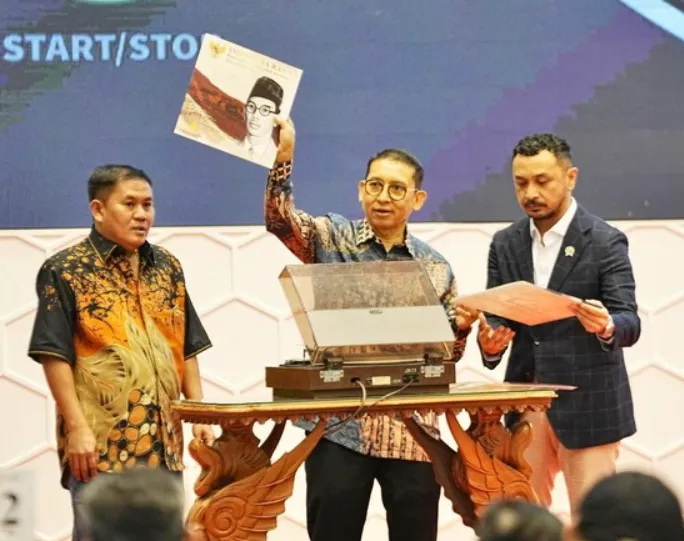 Menteri Kebudayaan Fadli Zon didampingi Wamenbud Giring Mahesa saat peluncuran album piringan hitam Indonesia Raya, Minggu (9/3/2025) di Jakarta. (Detik) 