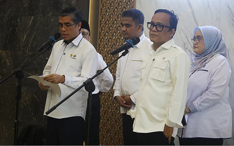 Menteri Ketenagakerjaan Yassierli  bersama Wakil Menteri Ketenagakerjaan Immanuel Ebenezer  melaksanakan konferensi pers terkait kebijakan THR Keagamaan Tahun 2025. Kemenraker juga meresmikan posko tunjangan hari raya (THR) di Gedung B Kemenaker, Jakarta Selatan, pada Selasa (11/3/2025). Robinsar Nainggolan