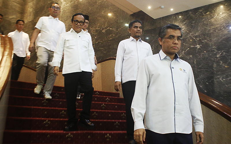 Menteri Ketenagakerjaan Yassierli bersama Wakil Menteri Ketenagakerjaan Immanuel Ebenezer melaksanakan konferensi pers terkait kebijakan THR Keagamaan Tahun 2025. Kemenraker juga meresmikan posko tunjangan hari raya (THR) di Gedung B Kemenaker, Jakarta Selatan, pada Selasa (11/3/2025). Robinsar Nainggolan
