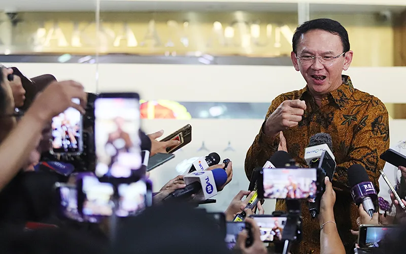 Mantan Komisaris Utama PT Pertamina Basuki Tjahaja Purnama alias Ahok usai jalani pemeriksaan kasus korupsi tata kelola minyak mentah Pertamina di Gedung Kejaksaan Agung, Kamis (13/3/2025). Usai Diperiksa Ahok mengaku kaget penyidik Kejagung punya data lebih banyak ketimbang dirinya soal kasus korupsi minyak mentah. Robinsar Nainggolan