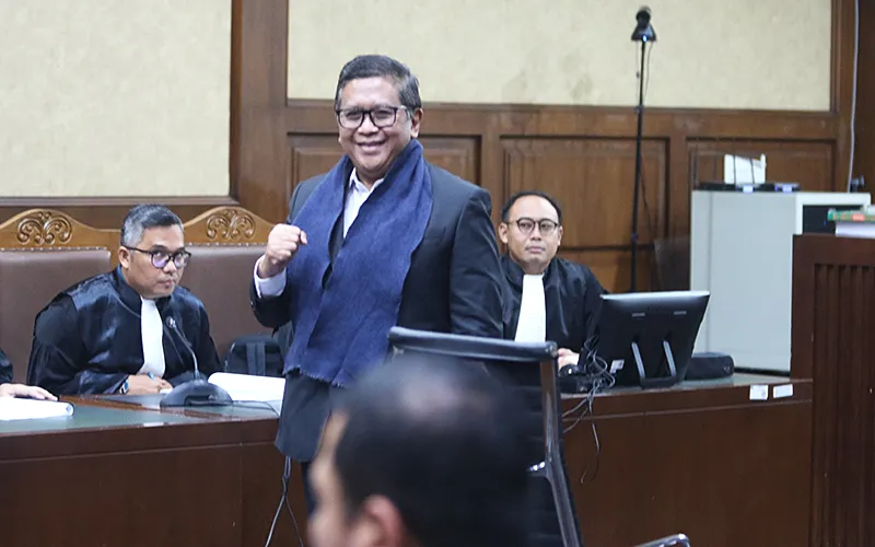Sekretaris Jenderal PDIP Hasto Kristiyanto menjalani sidang perdana dalam kasus dugaan suap Harun Masiku, di PN Tipikor Jakarta Pusat, Jumat (14/3/2025) hari ini. Sidang perdana ini adalah pembacaan surat dakwaan oleh jaksa KPK. Dalam dakwaan itu, jaksa KPK akan menguraikan jelas bagaimana perbuatan Hasto terkait kasus Harun Masiku. Robinsar Nainggolan