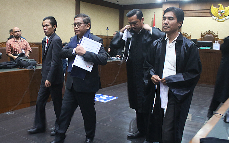 Sekretaris Jenderal PDIP Hasto Kristiyanto menjalani sidang perdana dalam kasus dugaan suap Harun Masiku, di PN Tipikor Jakarta Pusat, Jumat (14/3/2025) hari ini. Sidang perdana ini adalah pembacaan surat dakwaan oleh jaksa KPK. Dalam dakwaan itu, jaksa KPK akan menguraikan jelas bagaimana perbuatan Hasto terkait kasus Harun Masiku. Robinsar Nainggolan