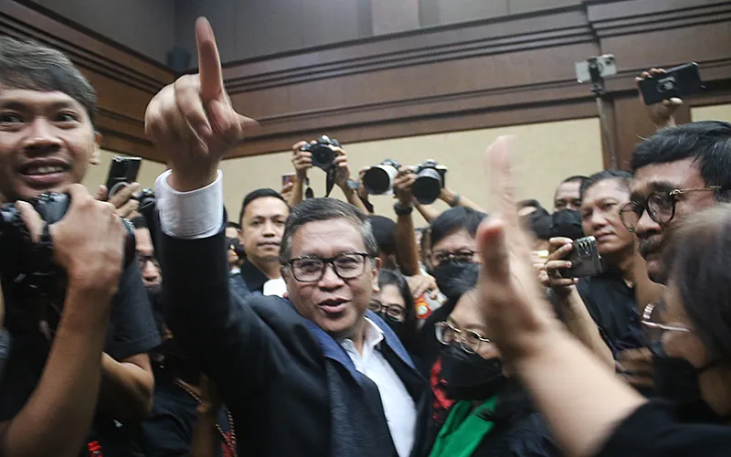 Sekretaris Jenderal PDIP Hasto Kristiyanto menjalani sidang perdana dalam kasus dugaan suap Harun Masiku, di PN Tipikor Jakarta Pusat, Jumat (14/3/2025) hari ini. Sidang perdana ini adalah pembacaan surat dakwaan oleh jaksa KPK. Dalam dakwaan itu, jaksa KPK akan menguraikan jelas bagaimana perbuatan Hasto terkait kasus Harun Masiku. Robinsar Nainggolan