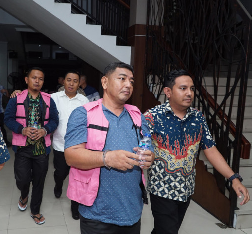 Dua terduga pelaku dugaan korupsi yang ditahan Kejaksaan Tinggu Sumatera Utara yakni SLS (42) selaku Ketua Musyawarah Kerja Kepala Sekolah (MKKS) SMK dan MK (48), Ketua Musyawarah Kerja Kepala Sekolah (MKKS) SMA se-Kabupaten Batubara. (Sindonews)