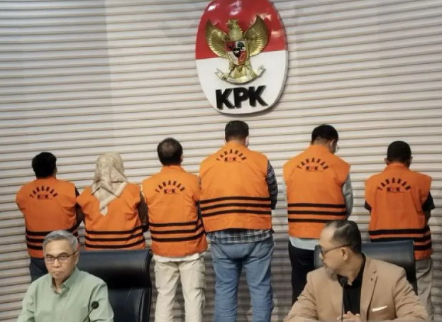 Ketua KPK Setyo Budiyanto didamping Juru Bicara Tessa Mahardika melakukan konferensi pers dengan latar belakang enam tersangka kasus korupsi suap proyek Kabupaten Ogan Komering Ulu, Minggu (16/3/2025). (Antaranews)
