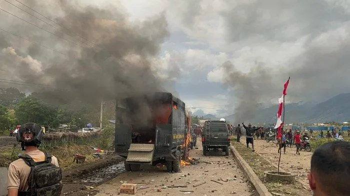 Truk Polisi Dibakar-6 Terluka Akibat Syukuran Bupati Jayawijaya Ricuh. (Tribun).