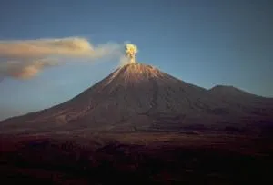 Semeru Erupsi dan Lontarkan Lava Pijar saat TNBTS Masih Terbakar