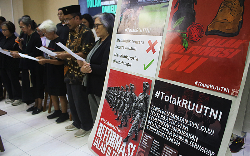 Sejumlah tokoh masyarakat dan organisasi yang tergabung dalam Koalisi Masyarakat Sipil menyatakan sikap bersama menolak Revisi Undang Undang (UU) Nomor 34/2002 tentang Tentara Nasional Indonesia (TNI), kantor Yayasan Lembaga Bantuan Hukum Indonesia (YLBHI), Jakarta Pusat, Senin (17/3/2025). Koalisi Masyarakat Sipil menuangkan penolakan terhadap revisi UU TNI yang dinilai memungkinkan militer aktif menduduki jabatan-jabatan sipil serta melemahkan militerisme. Robinsar Nainggolan