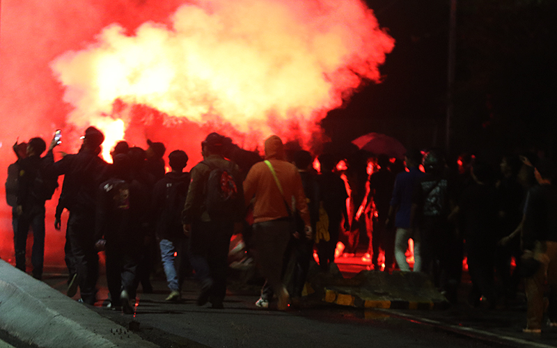 Polisi Bubarkan Paksa Demo Tolak UU TNI di DPR