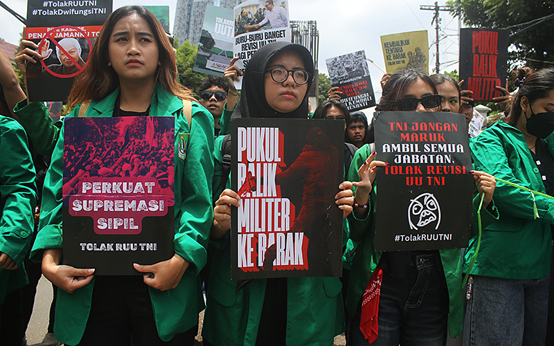 Sejumlah pendemo berdatangan ke gedung DPR guna menentang revisi UU TNI yang baru disahkan pada Kamis (20/03). Walaupun mendapat penolakan di masyarakat, DPR tetap mengesahkan revisi UU TNI dalam rapat paripurna pada Kamis (20/03) pagi. Mahasiswa dan pegiat prodemokrasi di sejumlah daerah menggelar unjuk rasa untuk menolaknya. Robinson Nainggolan